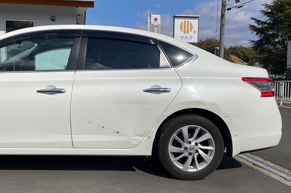 「施工前」日産 シルフィーの左前後ドア・クォーター・リヤバンパーの修理(高市郡明日香村のお客様)