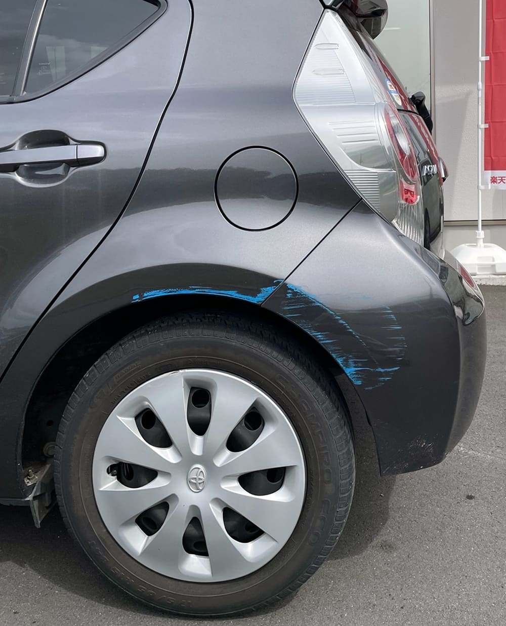 「施工前」トヨタ アクアの左クォーターとリヤバンパーの修理(奈良県橿原市のお客様)