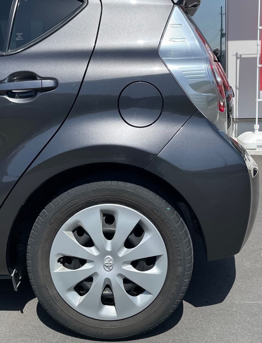 「施工後」トヨタ アクアの左クォーターとリヤバンパーの修理(奈良県橿原市のお客様)