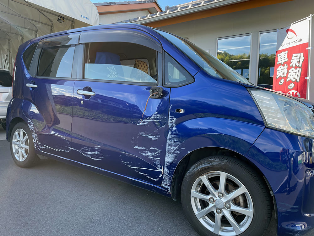 「施工前」ダイハツ ムーヴの右側面の修理(奈良県橿原市のお客様)