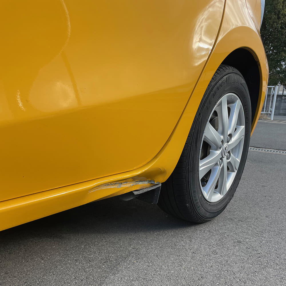 「施工前」トヨタ アクアの左ステップの修理(奈良県大和高田市のお客様)